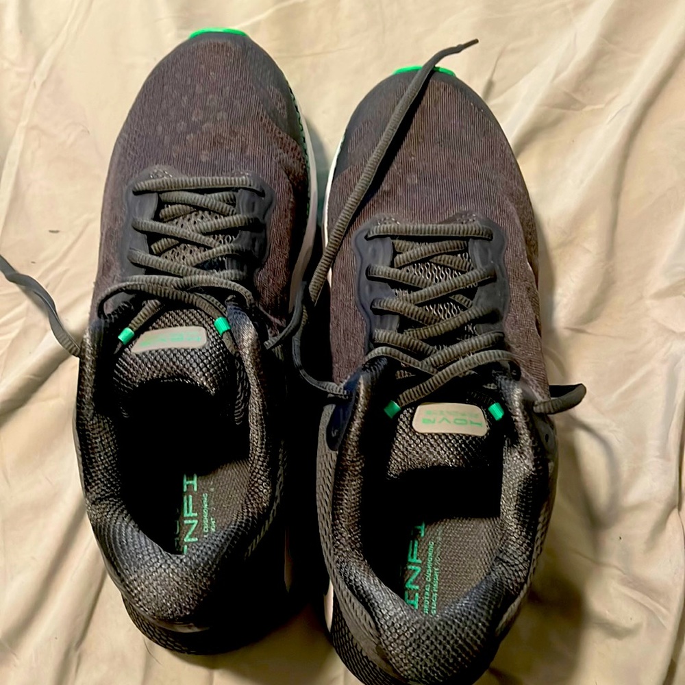 Brand new shoes never worn. Got as a gift and don’t like color